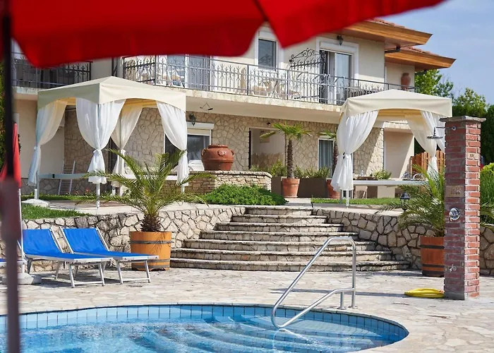 巴拉顿湖别墅酒店 3*