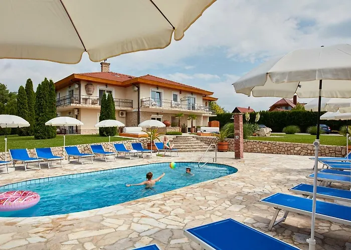 巴拉顿湖别墅酒店 3*