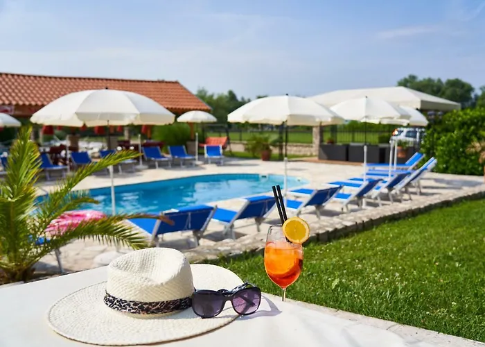 巴拉顿湖别墅酒店 3*